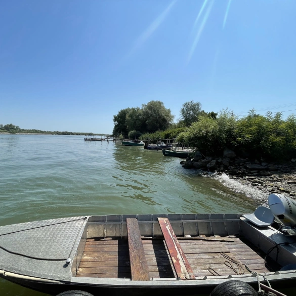 Plimbări cu barca la Pensiunea Pagaya