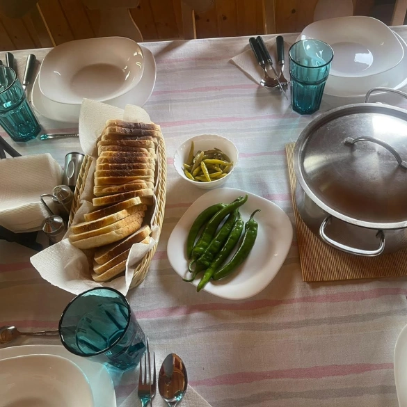 Masă la Pensiunea Pagaya